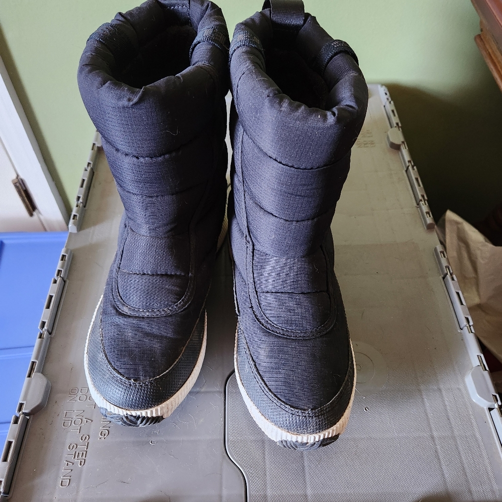 Women's black Sorel snow boots, size 8